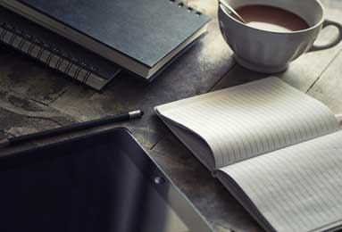 大汗淋漓！骑士队莫布里在田径场训练 主要有阻力跑&amp;amp;带球跑等内容