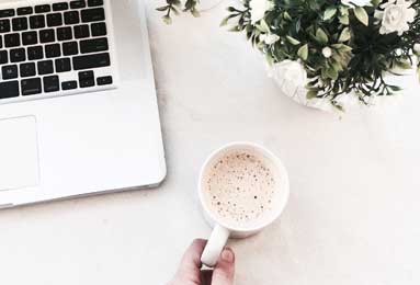 大汗淋漓！骑士队莫布里在田径场训练 主要有阻力跑&amp;amp;带球跑等内容