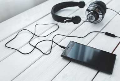 大汗淋漓！骑士队莫布里在田径场训练 主要有阻力跑&amp;amp;带球跑等内容