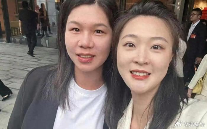 明艳动人！中国女排南长城婚后首次亮相，与前队长同框笑靥如花