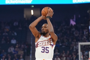 KD能带来上赛季缺少的什么？斯通：在半场进攻中轻松创造投篮机会