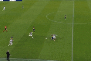 图多尔要求库普梅纳斯快速掷出边线球，保持进攻节奏并取得进球