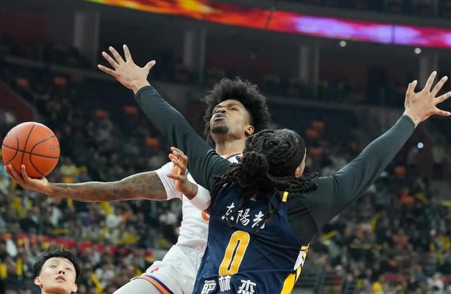 九游体育-呼吸都是错！广东狂输上海尴尬画面曝光 焦泊乔没上场就被杜锋喷