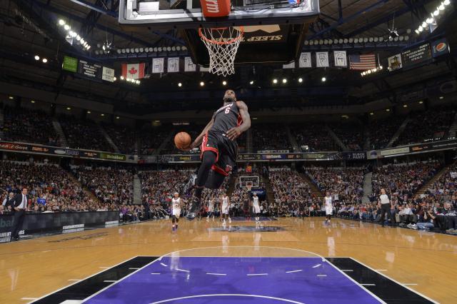 九游体育-回顾詹姆斯超越之路 20载岁月见证新王加冕